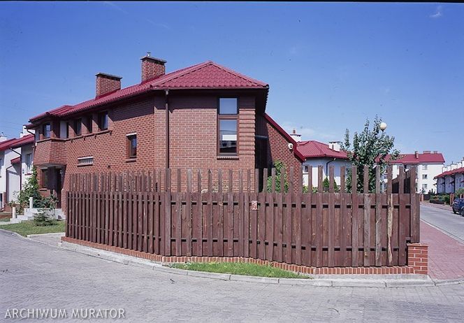 Sytuowanie budynku ze ścianą skośną względem granicy działki. Jaka musi być minimalna odległość okien od granicy działki?