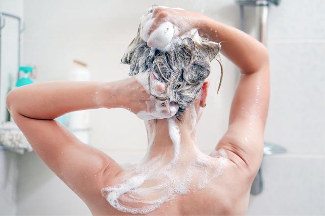 Myjesz włosy rano czy wieczorem? Ma to ogromne znaczenie dla ich kondycji