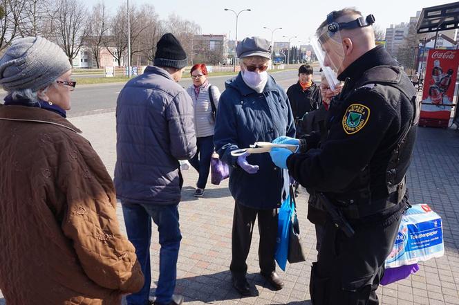 Zakrywanie twarzy OBOWIĄZKOWE! Na Śląsku strażnicy rozdają maski ZA DARMO