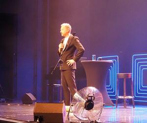 Maciek Stuhr w stand up-ie w Teatrze Rozrywki w Chorzowie