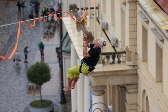   Urban Highline Festival 2023 w Lublinie. Slacklinerzy robią cuda na linach!