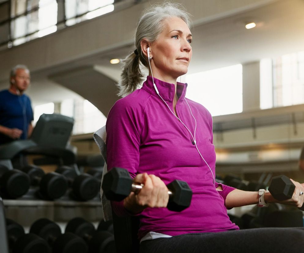 Chudniesz szybciej niż 1 kg tygodniowo? To znak, że tracisz mięśnie, a nie tylko tłuszcz. Zobacz, jak temu zapobiec