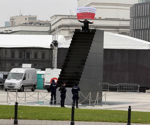 Incydent na placu Piłsudskiego w Warszawie. Mężczyzna wszedł na pomnik Ofiar Tragedii Smoleńskiej. „Zostanie w szpitalu”