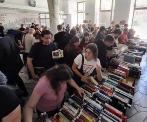 Setki książek, winyli i czasopism za 4 złote. We Wrocławiu rusza Giełda Książki Bibliotecznej