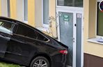 Auto staranowało ludzi i uderzyło w budynek szpitala. Groźny incydent w Otwocku