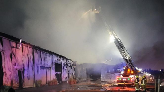 Potężny pożar parku trampolin we Włocławku