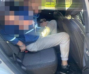 31-latek potrącił policjanta i uciekł. Był ścigany listami gończymi. Łowcy głów znaleźli go w wersalce