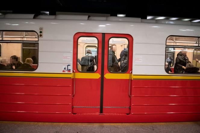 Kultowy pociąg metra ostatni raz pojechał w Warszawie. Co się z nim stanie?