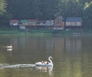 To najpiękniejsze jezioro na Dolnym Śląsku. Otoczone jest wzgórzami i lasami 