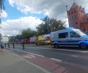 Kłęby czarnego dymu nad Toruniem. Pożar w centrum miasta