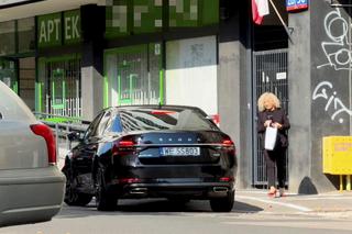 Służbową limuzyną do apteki