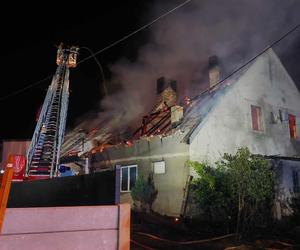 Tragedia w Jaworznie. Gigantyczny pożar domu jednorodzinnego. Zginęły dwie osoby