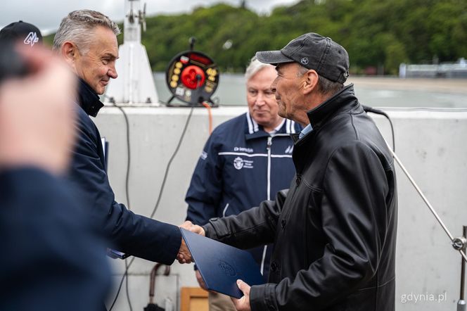 Tablica upamiętniająca Bohdana Sienkiewicza na Alei Żeglarzy w Gdyni
