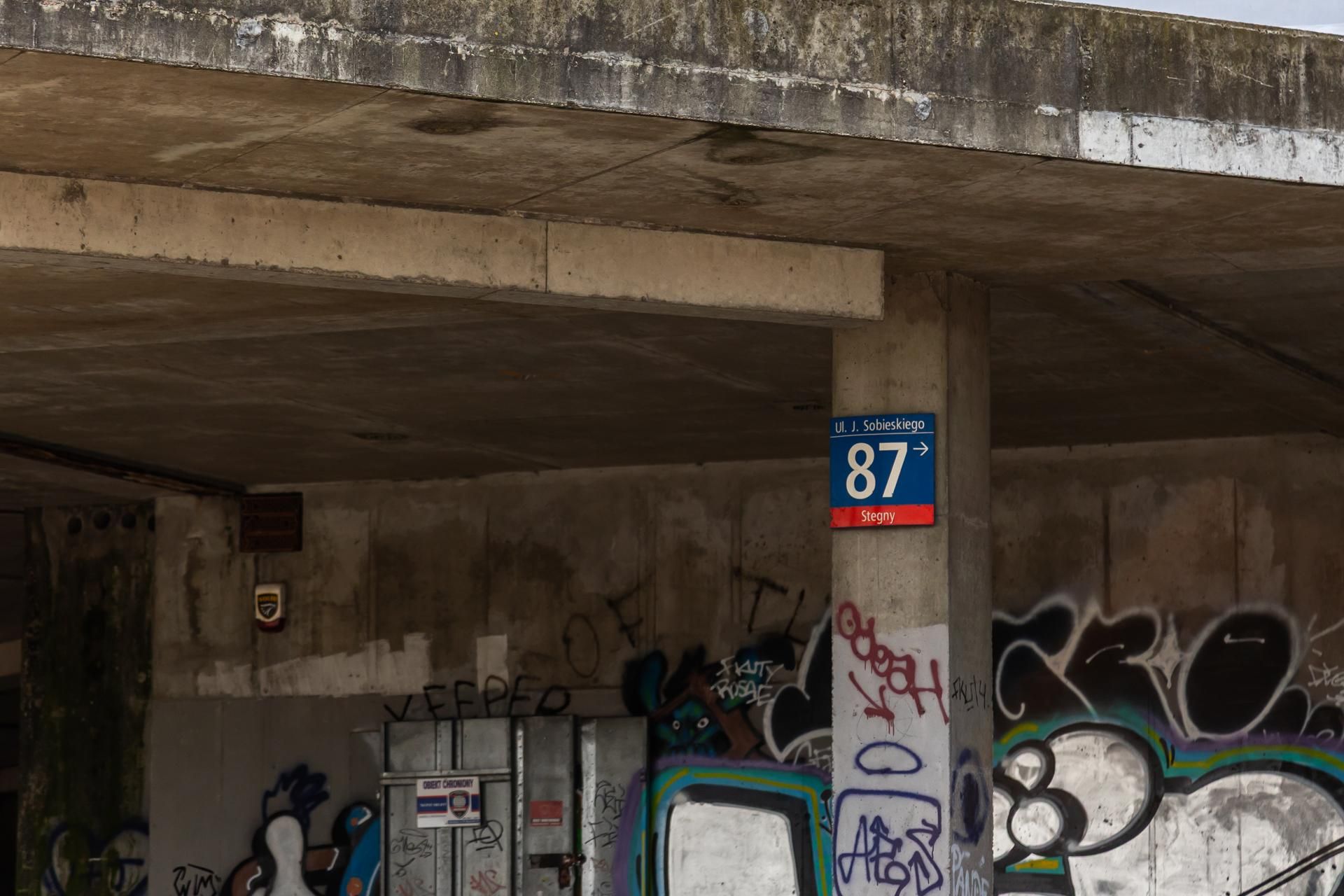 Szkieletor na rogu ulic Sobieskiego i Sikorskiego w Warszawie