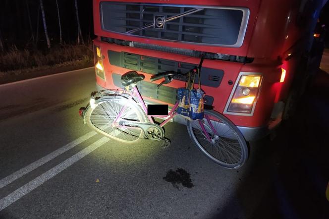 Tragedia na drodze. Nie żyje 49-letnia rowerzystka. Kobieta wjechała wprost pod tira