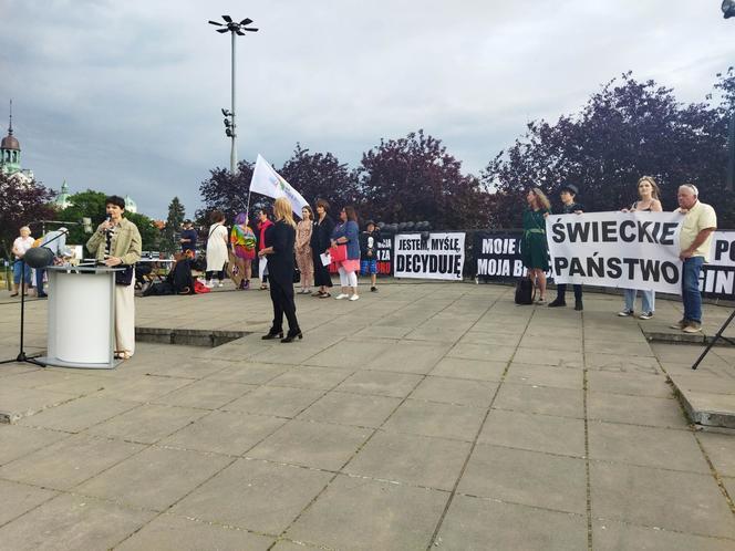 Protesty "Ani Jednej Więcej!" po śmierci Doroty.  Kobiety wyszły na ulice w całej Polsce  