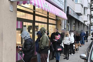 Gigantyczne kolejki po słodkości. Politycy z pączkami na ulicy. Tak wygądał tłusty czwartek w Warszawie