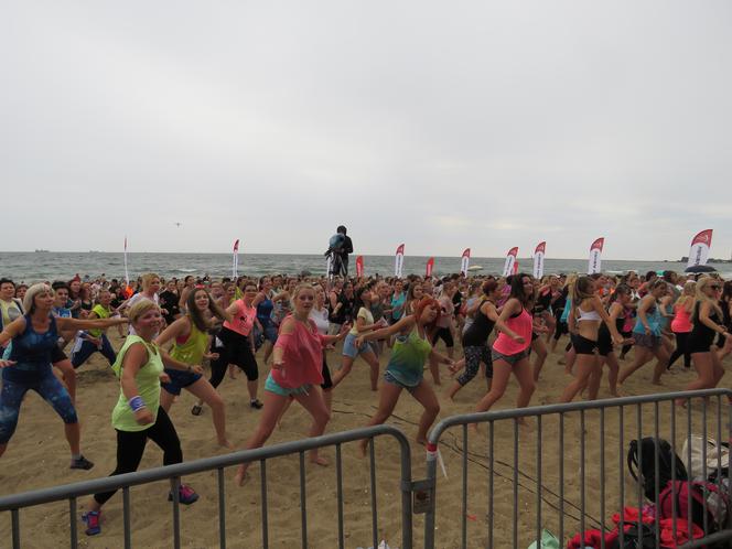 Niedzielny maraton zumby na plaży w Brzeźnie