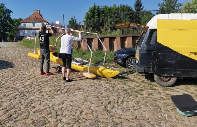 Pan Stanisław wyruszył na podróż kajakiem do Szczecina. 75-latek przepłynie 420 km dla Piotrka Kozyry!