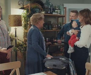 M jak miłość, odc. 1875. Paweł (Rafał Mroczek), Franka (Dominika Kachlik), Antoś (Mark Myronenko), Barbara (Teresa Lipowska), Artur Rogowski (Robert Moskwa)