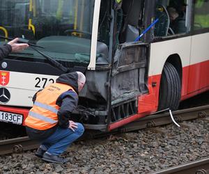 Poważny wypadek w Gdańsku. Zderzenie autobusu z tramwajem. Kilkunastu poszkodowanych