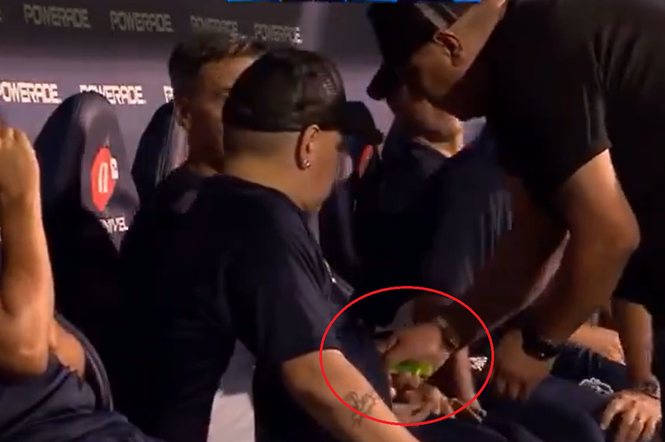 Diego Maradona zażywa nieznaną tabletkę