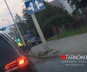 Niebezpieczne zdarzenie w Tarnowie. Stracił panowanie nad kierownicą i uderzył w słup oświetleniowy