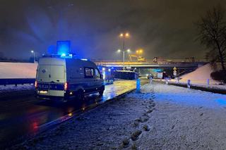 Ciężarówka przewróciła się na oblodzonej jezdni, druga przebiła barierki