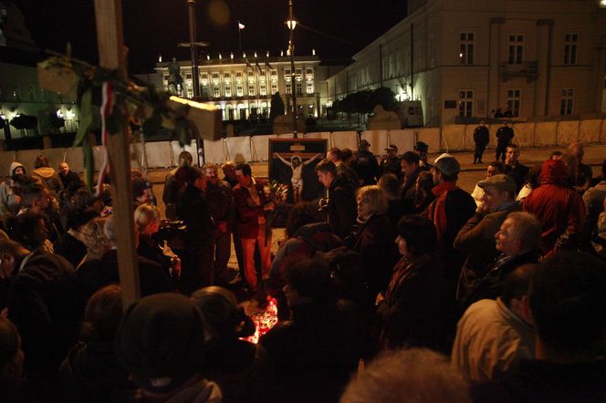 15. rocznica katastrofy smoleńskiej. Burzliwa historia krzyża sprzed Pałacu Prezydenckiego