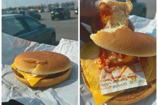 Cheeseburger z McDonald's z niespodzianką. W kanapce był kawałek papieru!