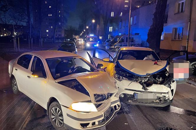 Wbili się czołowo w skodę, później uciekli. Szuka ich policja