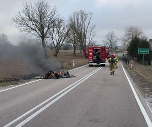   Jeziorki. Auto stanęło w płomieniach. Kierowca uciekł w ostatniej chwili