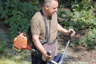 Marian Banaś podczas wiosennego koszenia trawy