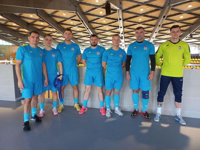 Na co dzień ratują, a dziś grają. Strażacka rywalizacja na parkiecie w Lesznie