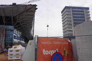 Dworzec Olsztyn Główny coraz bliżej. Postępują prace przy budynku oraz na peronach