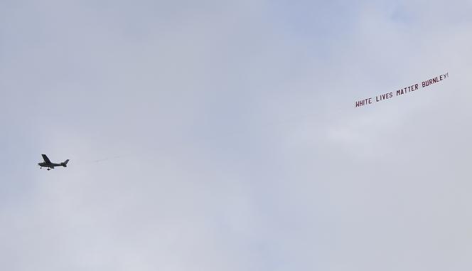 Wynajął samolot, żeby pokazać RASISTOWSKĄ wiadomość nad stadionem. Posypały się GROMY