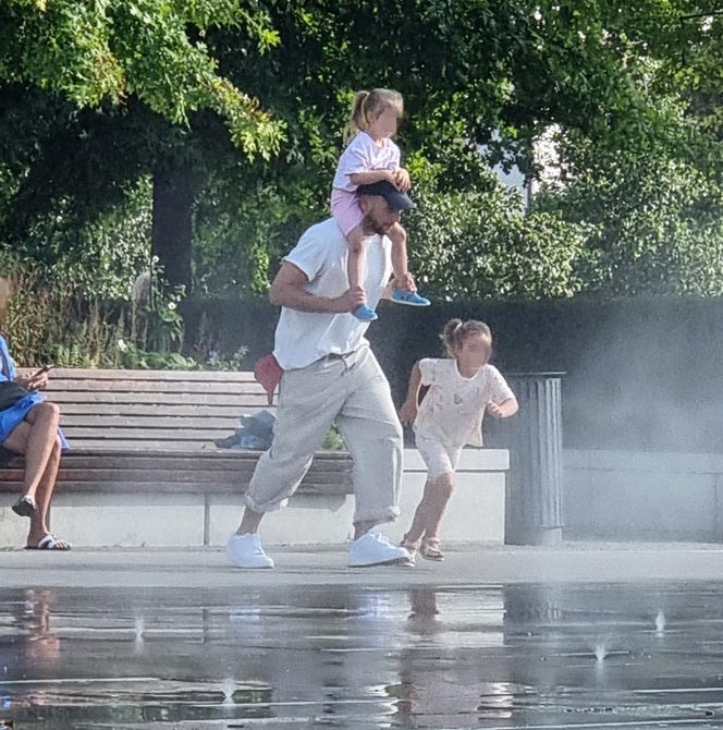 Maciej Pela z córeczkami nad Wisłą