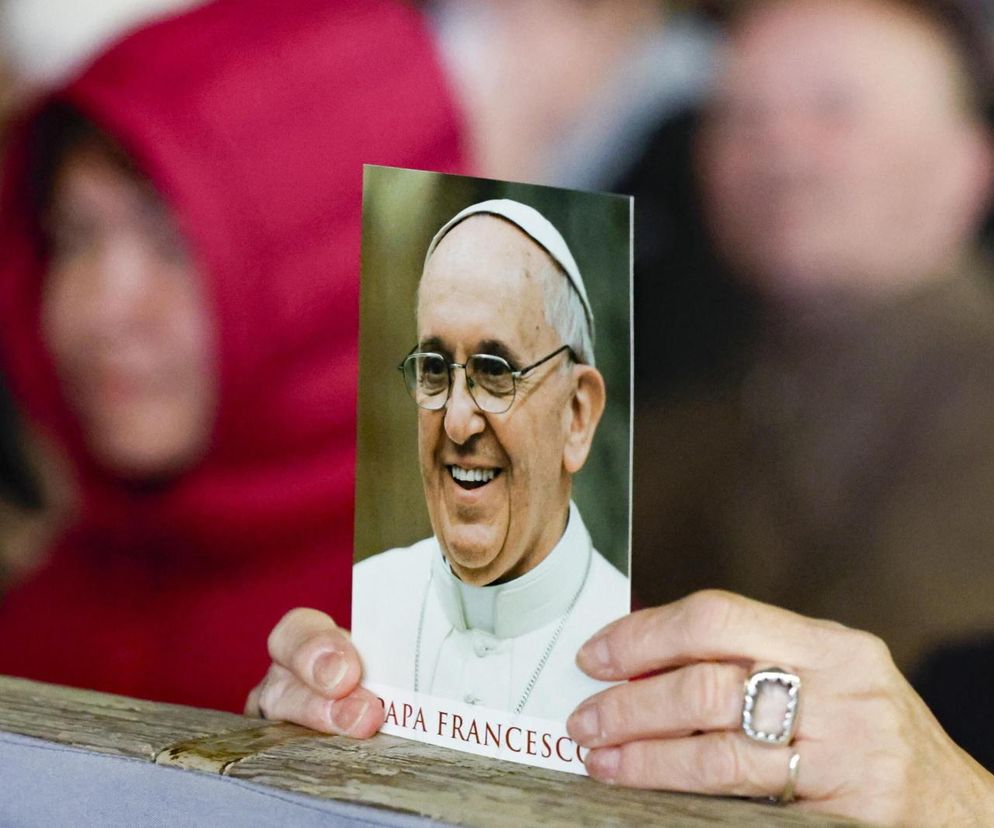 Stan papieża się poprawia. Zapalenie płuc pod kontrolą, ale niewyeliminowane