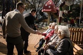 Plac zabaw nie tylko dla dzieci. Na warszawskich Bielanach powstała wielopokoleniowa strefa rekreacji i wypoczynku 