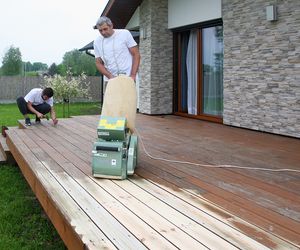 Olejowanie tarasu. Jak olejować zniszczony taras drewniany. Zdjęcia krok po kroku