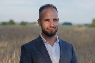 Arkadiusz z Rolnik szuka żony 12 lubi romantyczne randki. Szuka partnerki z poczuciem humoru i dystansem do życia