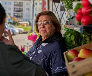 Na Wspólnej odc. 3673: Helena Kopeć (Małgorzata Peczyńska), ekspedientka (Nelly Sozańska)