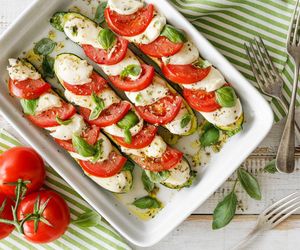 Na grillowanych plastrach cukinii układam te 3 składniki. Caprese w tej wersji urzeka wybornym smakiem