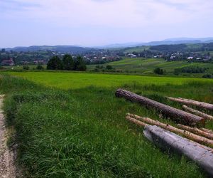 Uchodzi za jedną z najpiękniejszych wsi w Małopolsce. Zamieszkał w niej pustelnik