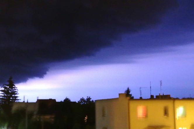 Gwałtowna burza nad Bydgoszczą. Wiatr w porywach do 100 km/h [WIDEO, ZDJĘCIA]