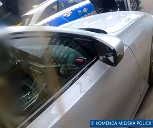 Wrocław. Policjanci rozbili szybę i siłą wyciągnęli 45-latkę z BMW. Nie chciała wysiąść [ZDJĘCIA].