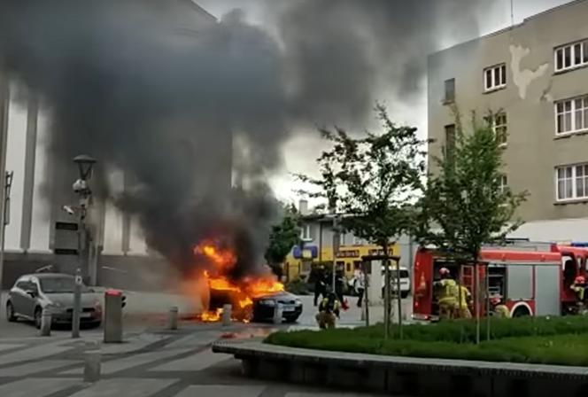 Pożar samochodu w Rybniku. Palił się przed Starym Kościołem