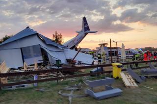 Dramatyczny wypadek pod Warszawą. Samolot spadł na hangar