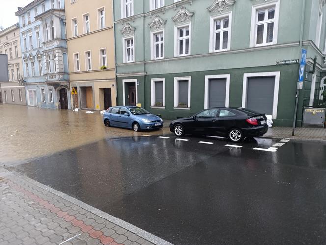 Zagrożenie powodziowe. Głuchołazy. Woda przelała się przez wały. Zalewa miasto