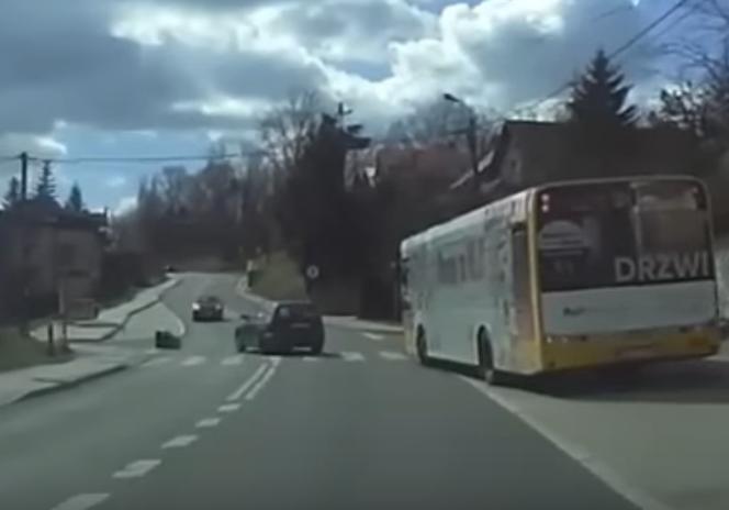 Samochód potrącił 13-latkę na przejściu. Dziewczynka wyleciała kilka metrów nad pasami